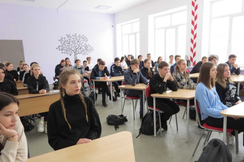 В Калининске полицейские провели для старшеклассников «Урок мужества»