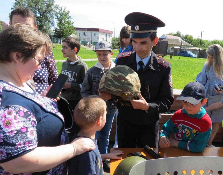 В Калининске сотрудники полиции организовали для детей выставку оружия и специальных средств