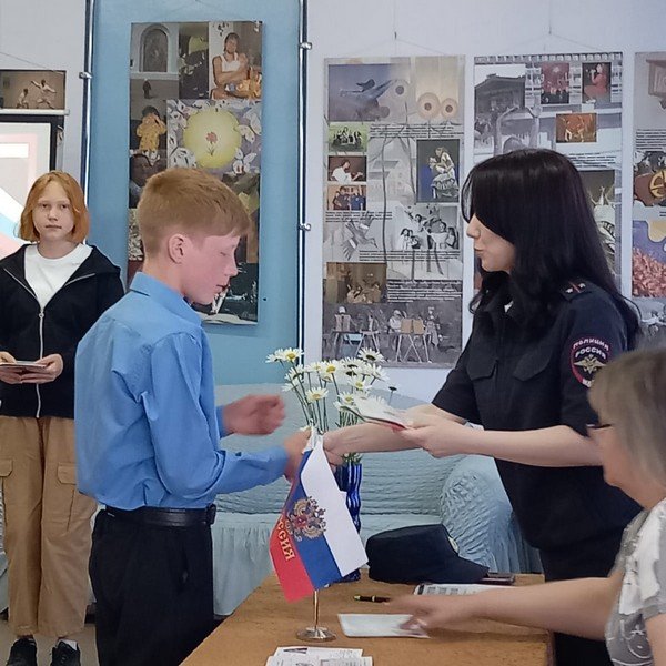В Калининске торжественно вручены паспорта юным гражданам Российской Федерации
